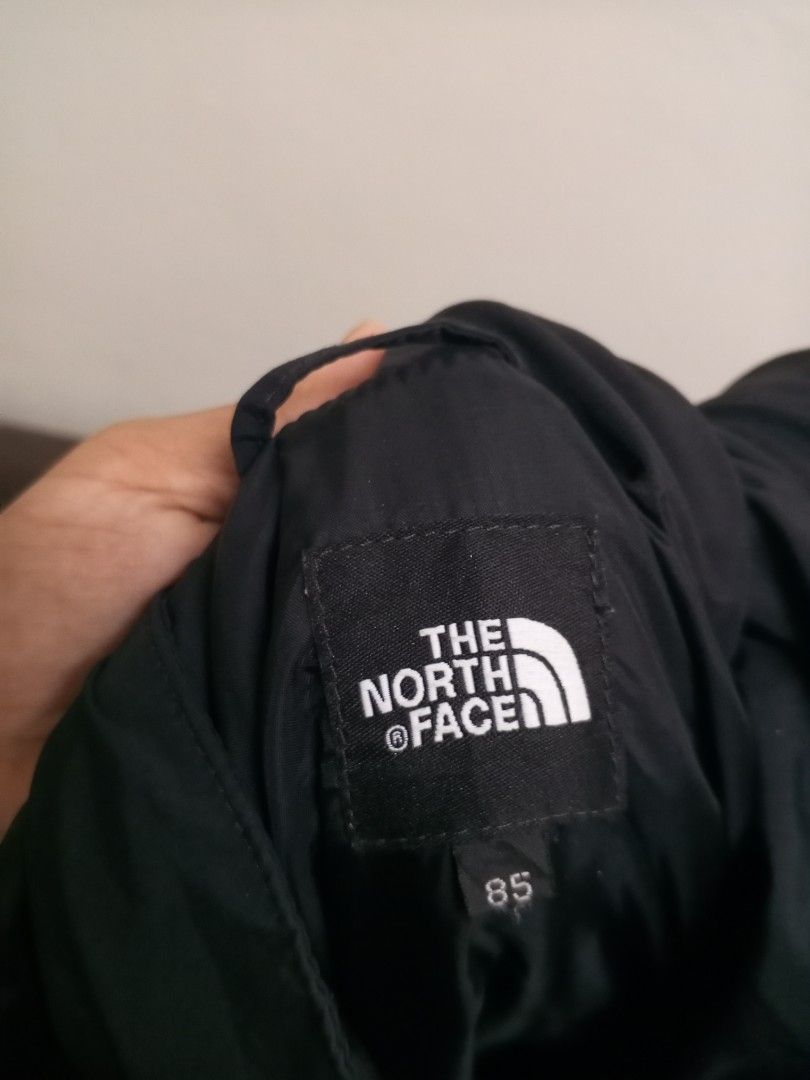 TNF windbreaker S/M hyvent (Category: Coats, Jackets and Outerwear) located in Manila. Submitted by boldriver-4708 (Listing ID 1464918798, Image 2). Description: 19x25 dimes no issues 9.7 color rate excellent condition.