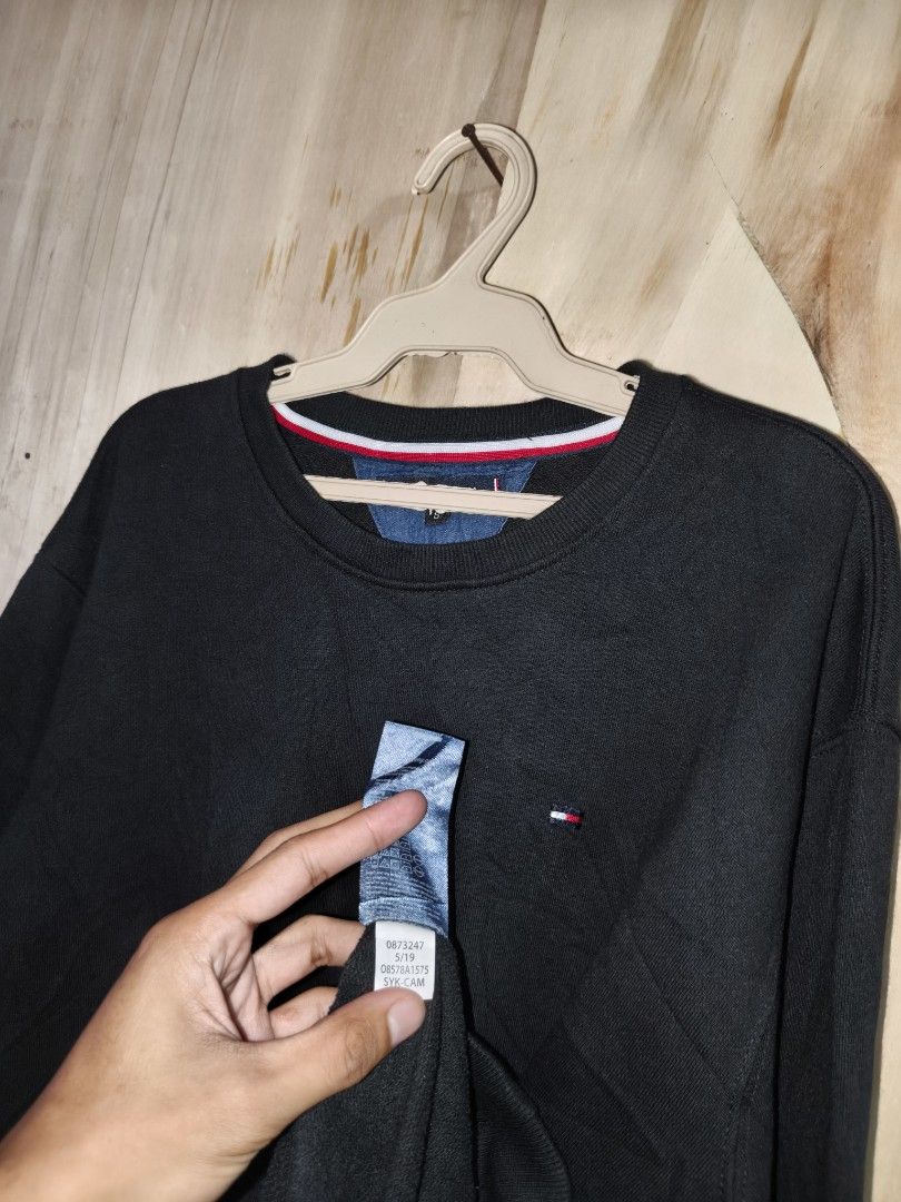 TOMMY HILFIGER (Category: Hoodies) located in Pagadian. Submitted by old_money_hits (Listing ID 1464882374, Image 2). Description: 21/27.