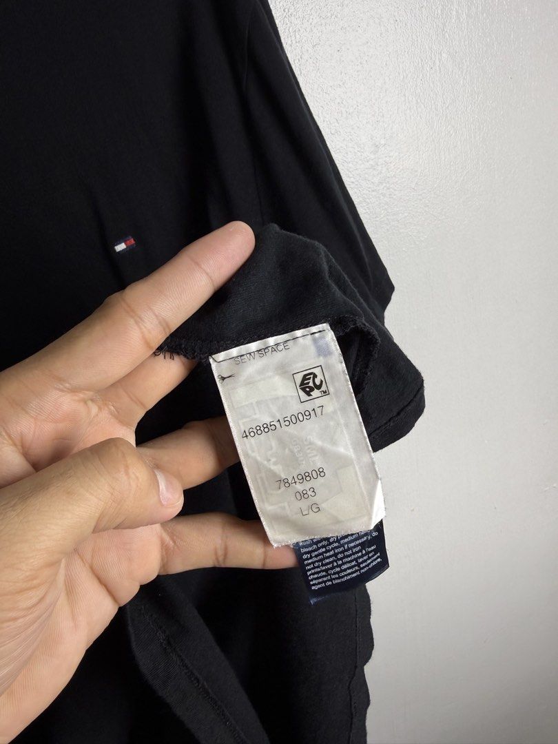 Tommy Hilfiger black TEE (Category: Tshirts & Polo Shirts ) located in Daraga. Submitted by casualthread (Listing ID 1464905481, Image 3). Description: Authentic Large fit 22x29 Need wash Blsck na black 9.8/10.