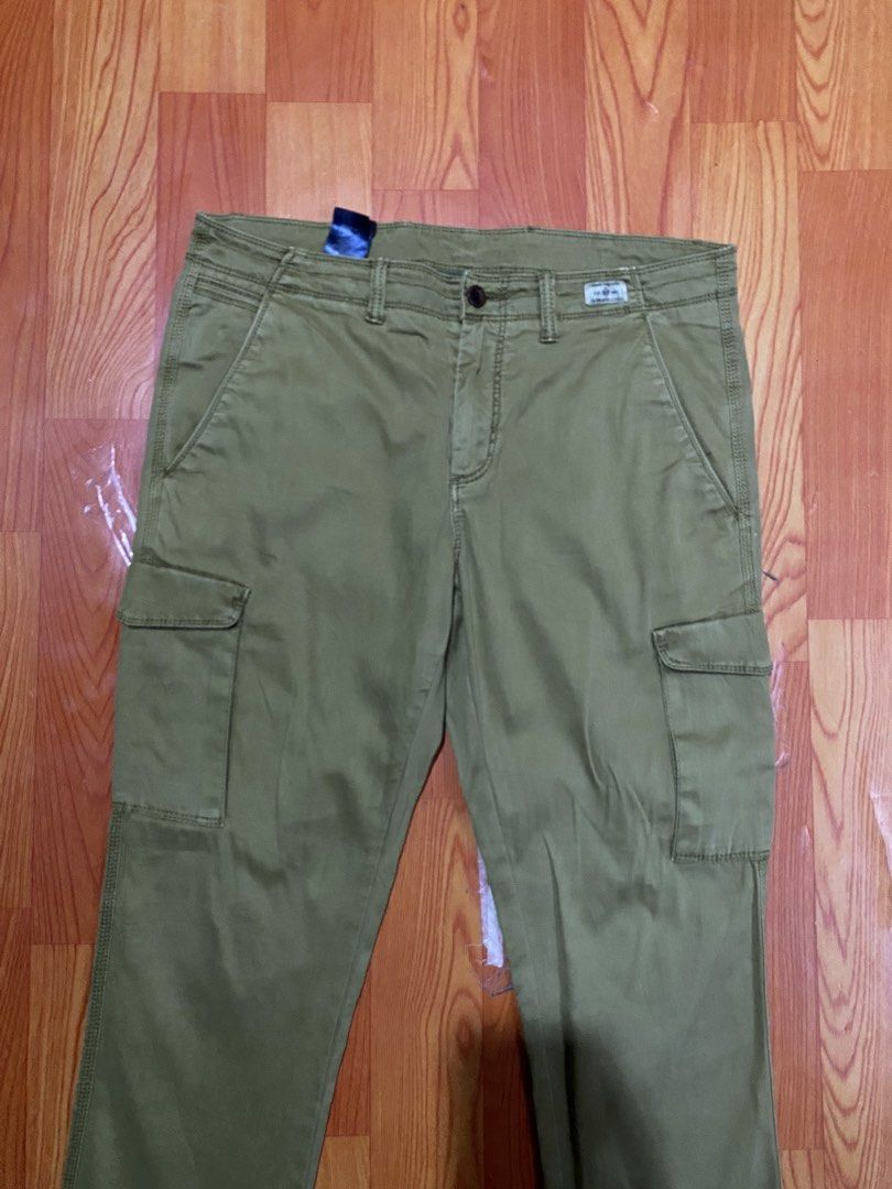 Tommy Hilfiger cargo pants (Category: Chinos) located in Cebu City. Submitted by jerianix (Listing ID 1464944050, Image 2). Description: Tommy Hilfiger cargo pants Size 33-34 Length 36 Excellent condition No issues .