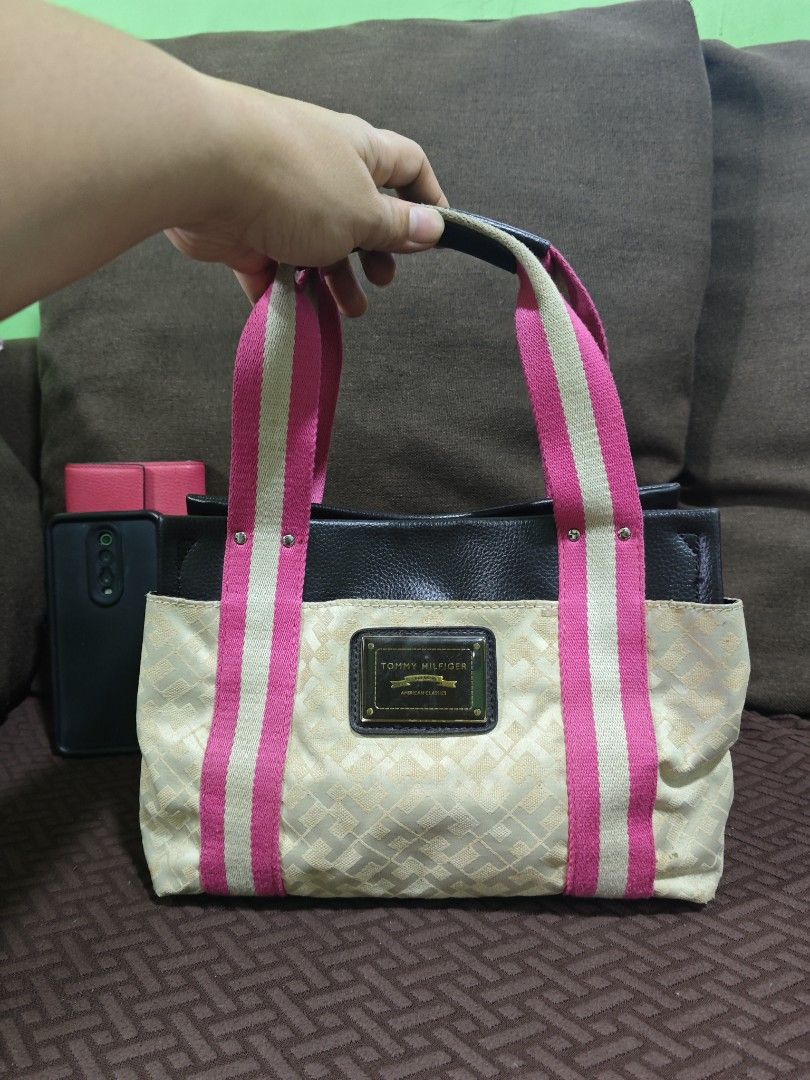 Tommy Hilfiger kili bag (Category: Shoulder Bags) located in Pili. Submitted by zaneombao03491 (Listing ID 1464893629, Image 1). Description: .