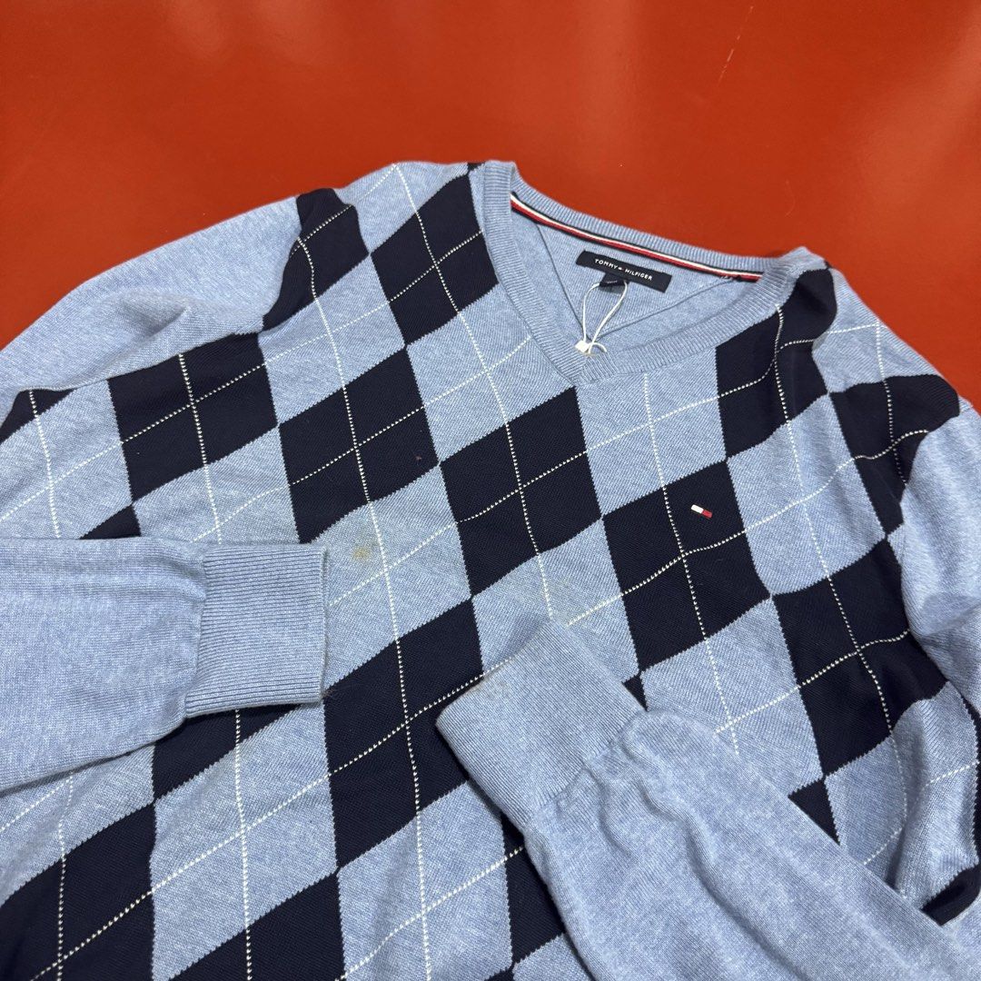 TOMMY HILFIGER KNITTED SWEATER (Category: Coats, Jackets and Outerwear) located in Pasig City. Submitted by buzzthrifty (Listing ID 1464891449, Image 2). Description: SIZE M-L 22x27 GOOD AS NEW WASH MINIMAL LAST PIC .