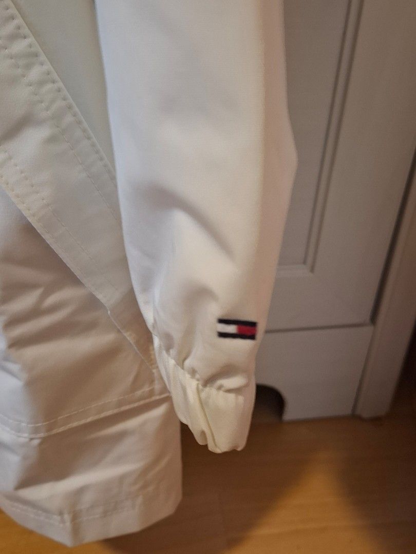 [全新]Tommy Hilfiger XXS 女士白色外套WOMEN Water-Resistant Hooded Jacket White XXS （分類：外套及戶外衣服）位於 Hong Kong。 由 thelittleyardsale 提交（商品編號 1464962332，圖片 4）。簡介： Tommy Hilfiger white hooded jacket, size XXS. - Made in Vietnam, 100% machine washable material. - Water-resistant fabric with front pockets and full zip closure. - Brand new with tags attached, never worn. - - Clean minimalist style, great everyday outerwear piece. - Bought the wrong size :(。