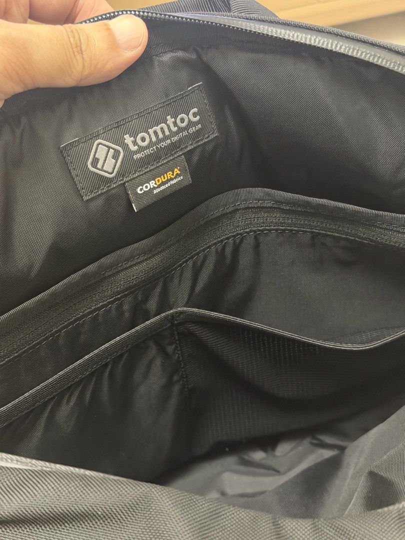 TOMTOC EXPLORER T21 SLING BAG BLACK (Category: Sling Bags) located in Pasig City. Submitted by glenlopez_randomthings (Listing ID 1464914239, Image 3). Description: RFS: Declutter TOMTOC EXPLORER T21 SLING BAG BLACK Bought it for 4390 Pero dahil naka stock na lang, 1500 na lang :).