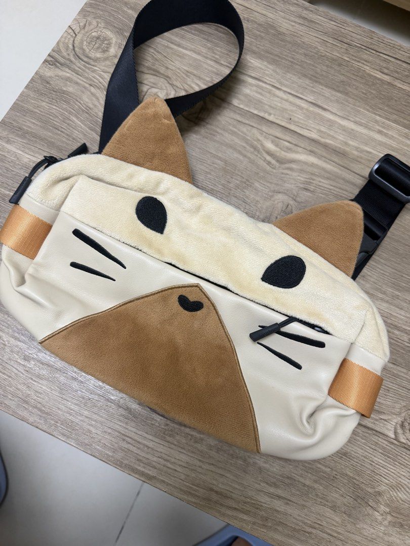 TOMTOC MONSTER HUNTER 4L SLING BAG (Category: Sling Bags) located in Pasig City. Submitted by glenlopez_randomthings (Listing ID 1464919387, Image 1). Description: Bought this for 3k and RFS is decluttering. .