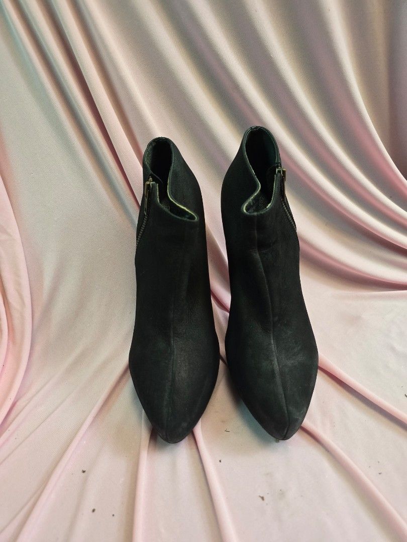 Topshop Black Ankle Boots (Category: Boots) located in Rizal. Submitted by stylinggclosett (Listing ID 1464808389, Image 1). Description: Heel Height: 5" ❌️ Low Ballers (BARAT) will not be entertained ❌️ Pls don't make an offer if you are not a sure buyer. Shipping thru J&T For Same Day Delivery: Grab/Lalamove (subject to availability).