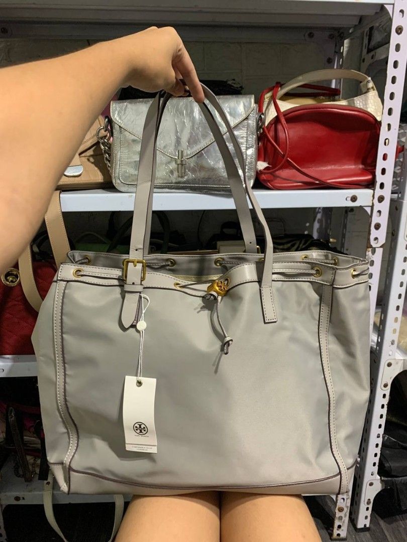 Tory Burch Nylon Tote Bag (Category: Tote Bags) located in Valenzuela. Submitted by _prettysimplecollection (Listing ID 1464899536, Image 1). Description: .