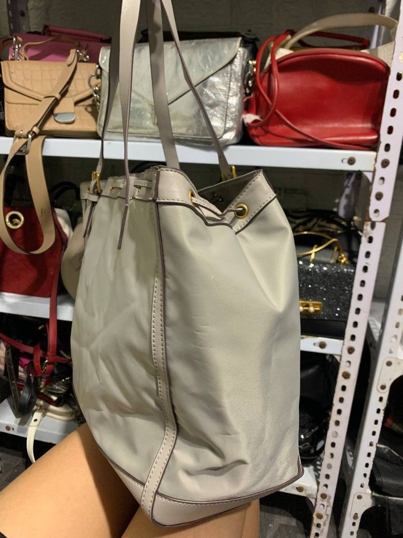 Tory Burch Nylon Tote Bag (Category: Tote Bags) located in Valenzuela. Submitted by _prettysimplecollection (Listing ID 1464899536, Image 2). Description: .