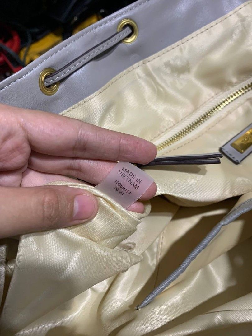 Tory Burch Nylon Tote Bag (Category: Tote Bags) located in Valenzuela. Submitted by _prettysimplecollection (Listing ID 1464899536, Image 3). Description: .