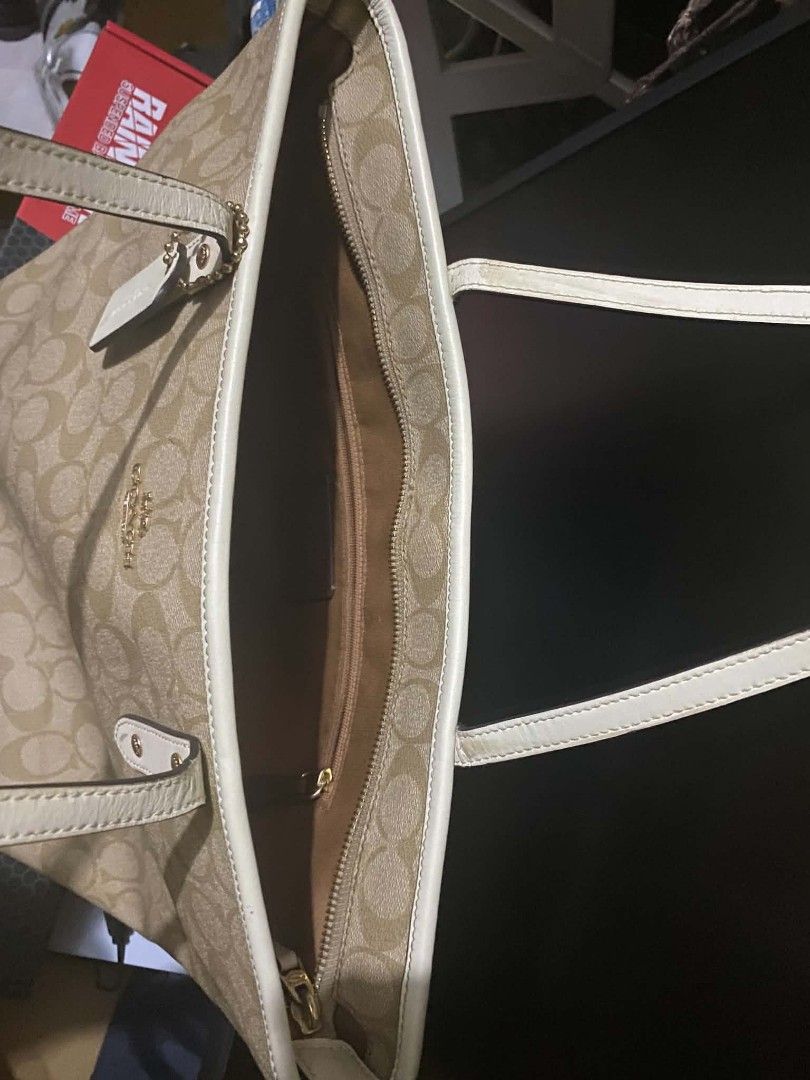 Tote bag (Category: Tote Bags) located in Manila. Submitted by glaiza02 (Listing ID 1464821068, Image 3). Description: .