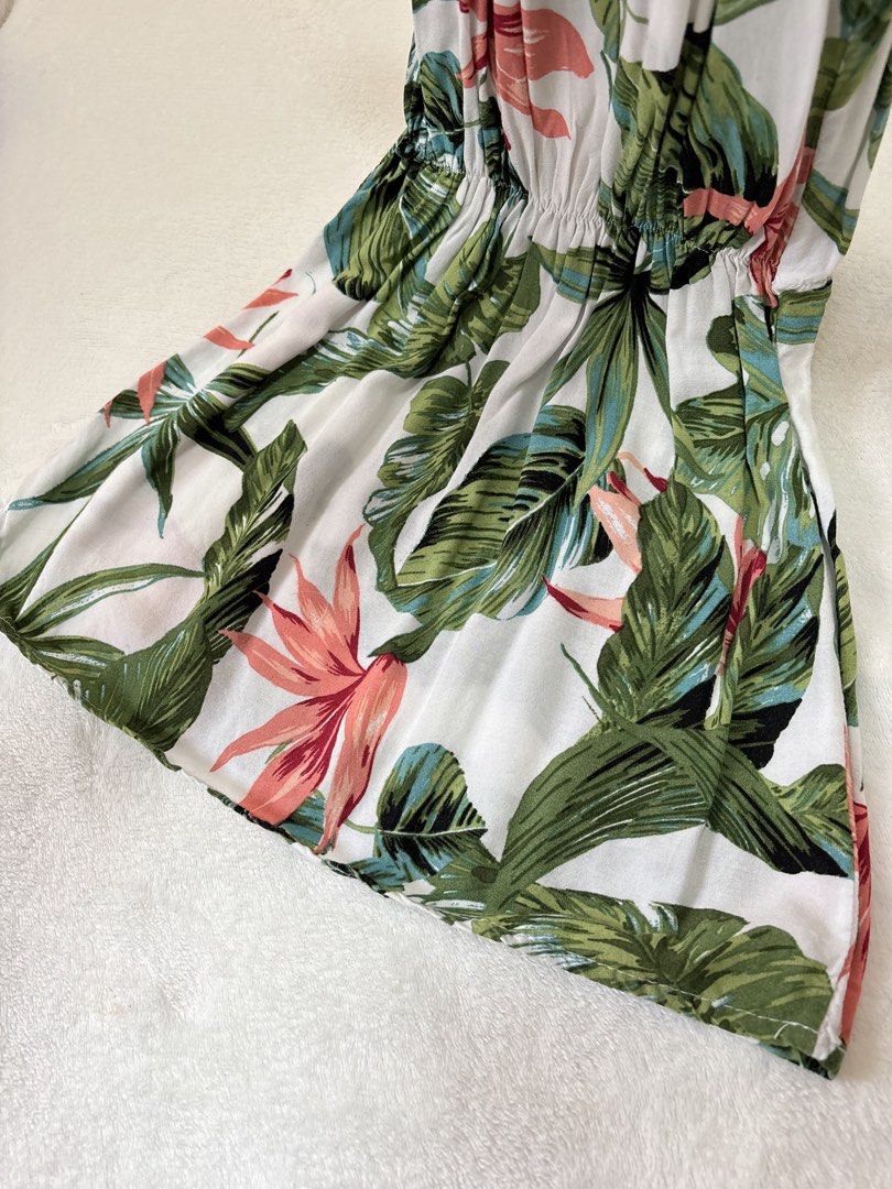 Tropical Leaf Print Halter Dress (Category: Babies & Kids Fashion) located in Cabuyao City. Submitted by mhd.i (Listing ID 1464968008, Image 3). Description: - 2-3y Tropical print dress with green leaves and pink floral accents on a white background. Halter neckline ties in a bow at the front. Elastic waistband creates a gathered fit through the middle. Lightweight fabric, great warm-weather outfit. Short length, very easy to throw on for vacatio