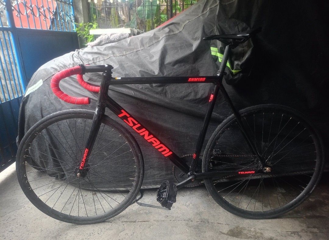 Tsunami SNM100 Fixed Gear Track Bike (Category: Bicycles) located in Manila. Submitted by wfiies (Listing ID 1464899795, Image 1). Description: "QUIT BIKE" PTPA (MEET UP OR DELIVER) FOR SALE ONLY/NO TO SWAPP (PLEASE READ.) TSUNAMI WHOLE BIKE. SIZE XL (₱12K LAST PRICE NA) RUSH RUSH (Parañque loc) Can do half way meet ups and delivery rfs:NEED FUNDS FOR LAPTOP Pm me if interested. .