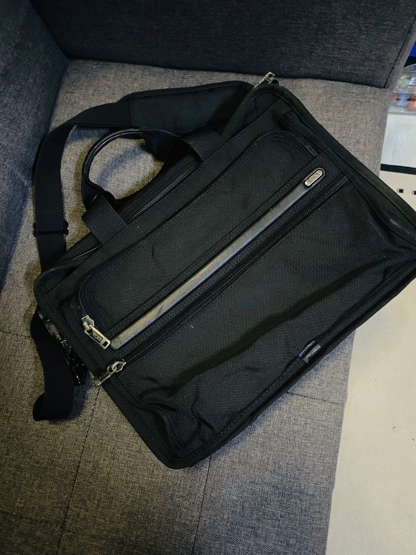 tumi messenger bag (Category: Luxury Bags & Wallets) located in Caloocan City. Submitted by luxurymurayta888 (Listing ID 1464853057, Image 1). Description: need clean only.