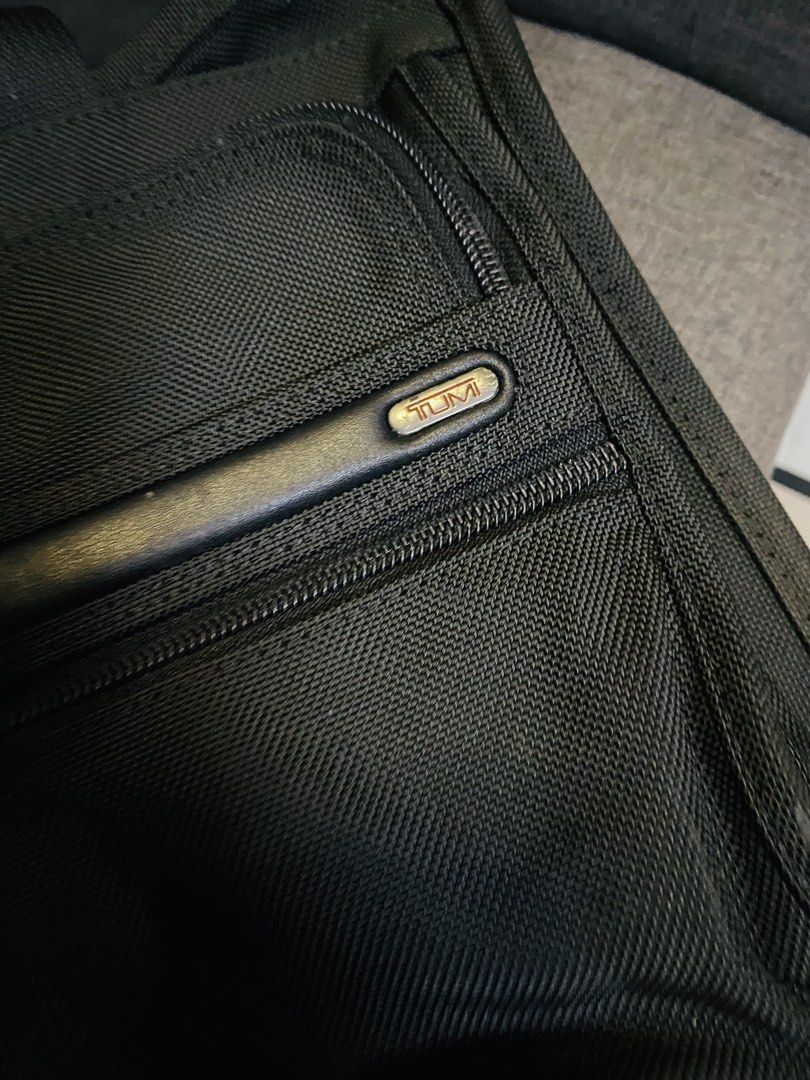 tumi messenger bag (Category: Luxury Bags & Wallets) located in Caloocan City. Submitted by luxurymurayta888 (Listing ID 1464853057, Image 2). Description: need clean only.