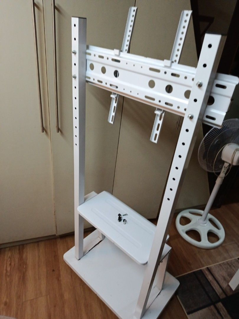 tv standart/hanging (Category: TV Consoles) located in Muntinlupa City. Submitted by markkeub (Listing ID 1464811044, Image 3). Description: tv standart tv hanging price 699 peso pick up alabang send sameday lalamove or grab send full off phillipines with flash express.