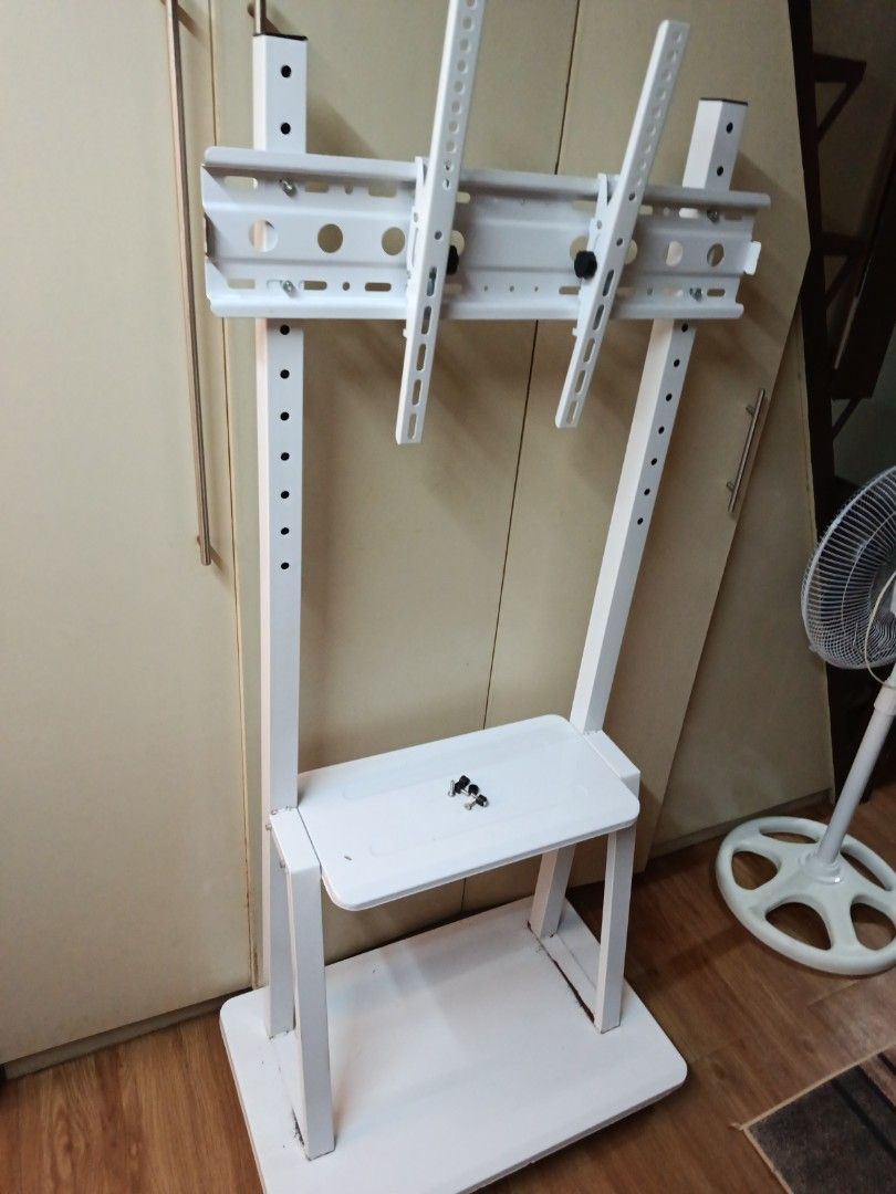 tv standart/hanging (Category: TV Consoles) located in Muntinlupa City. Submitted by markkeub (Listing ID 1464811044, Image 2). Description: tv standart tv hanging price 699 peso pick up alabang send sameday lalamove or grab send full off phillipines with flash express.