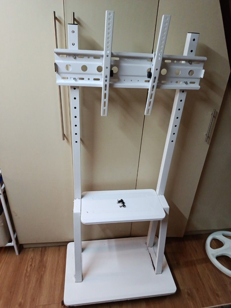 tv standart/hanging (Category: TV Consoles) located in Muntinlupa City. Submitted by markkeub (Listing ID 1464811044, Image 1). Description: tv standart tv hanging price 699 peso pick up alabang send sameday lalamove or grab send full off phillipines with flash express.