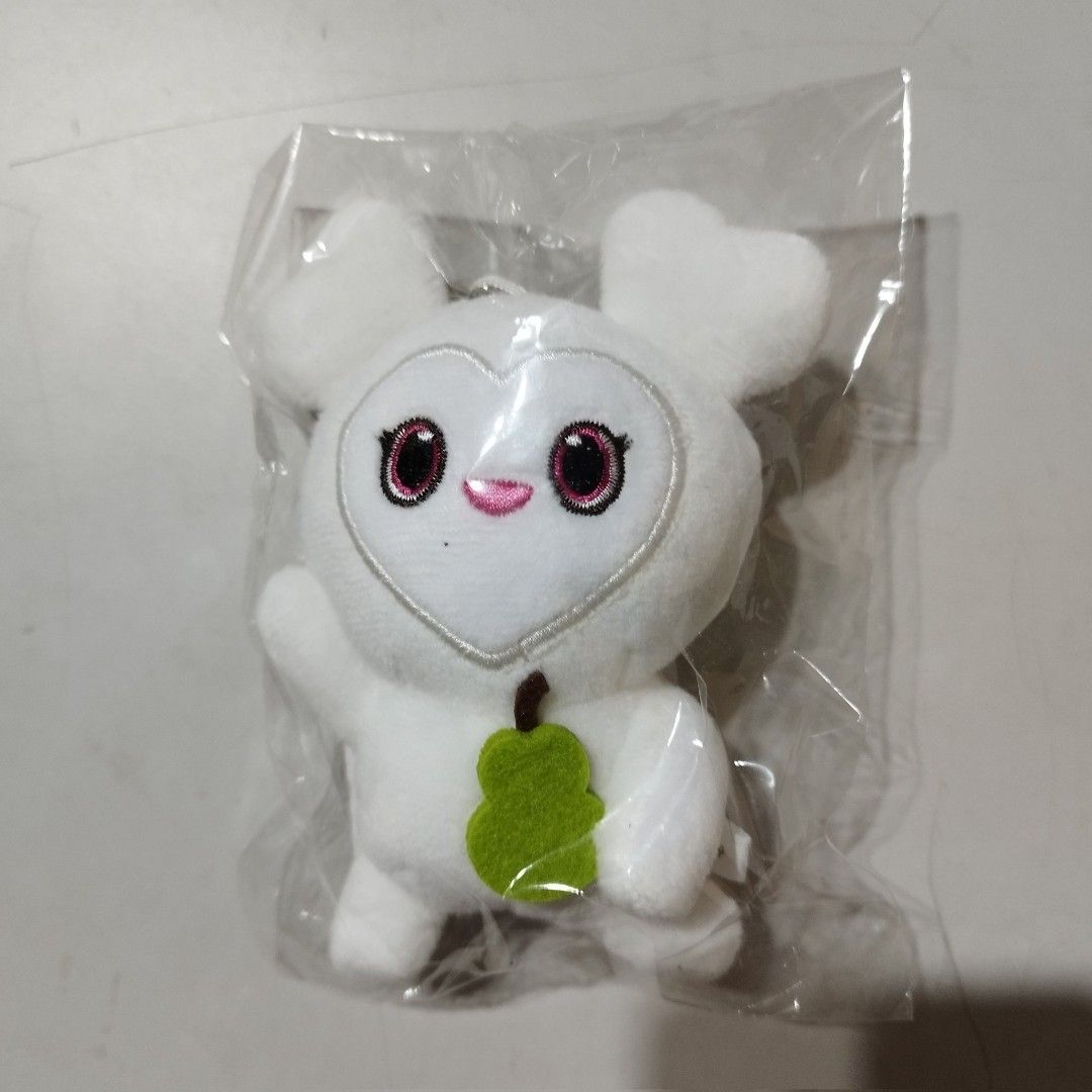 TWICE Happy Happy DAVELY Bag Charm (Category: Charms) located in Pasig City. Submitted by jujuntwice (Listing ID 1464775514, Image 1). Description: Official TWICE Happy Happy DAVELY bag charm for Dahyun fans! Brand new and still sealed in its original packaging with Japanese tags. Features a cute white plush with a green pear charm..