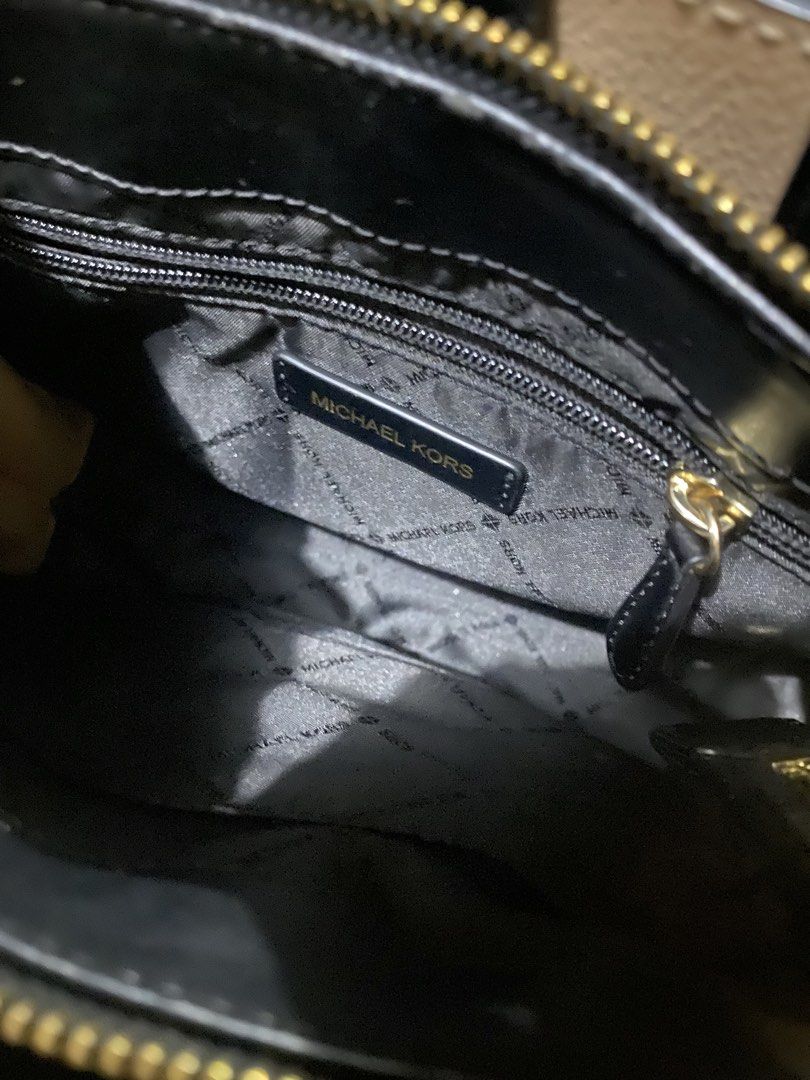 Two way (Category: Cross-body Bags) located in Manila. Submitted by gelaimarieh (Listing ID 1464880933, Image 3). Description: .
