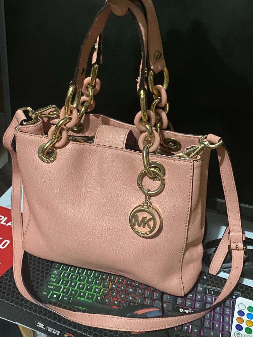 Two way (Category: Cross-body Bags) located in Manila. Submitted by glaiza02 (Listing ID 1464881455, Image 2). Description: .