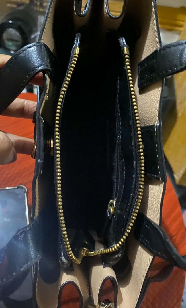 Two way (Category: Cross-body Bags) located in Manila. Submitted by glaiza02 (Listing ID 1464882873, Image 3). Description: .