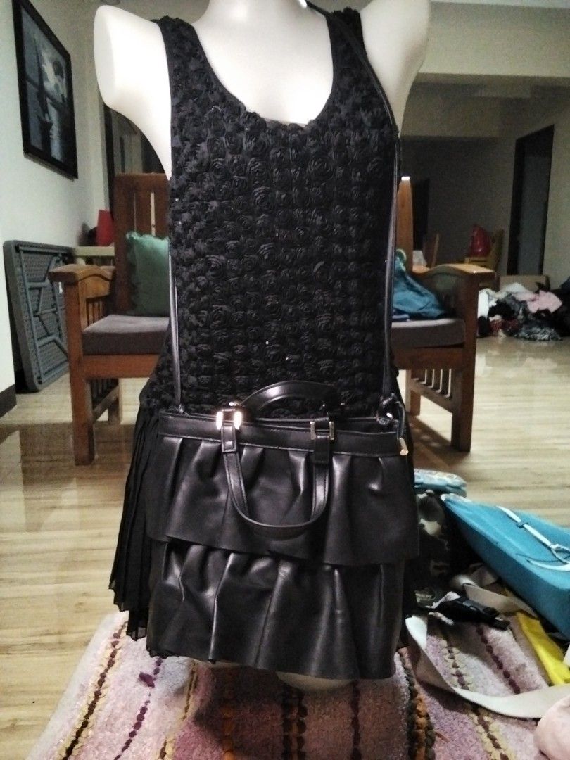 Two way leather bag (Category: Shoulder Bags) located in Calasiao. Submitted by alluringvenus.thriftshop (Listing ID 1464869054, Image 1). Description: very good condition no brand name form USA balik bayan box.