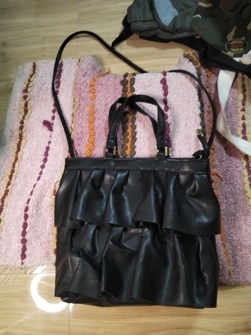 Two way leather bag (Category: Shoulder Bags) located in Calasiao. Submitted by alluringvenus.thriftshop (Listing ID 1464869054, Image 3). Description: very good condition no brand name form USA balik bayan box.
