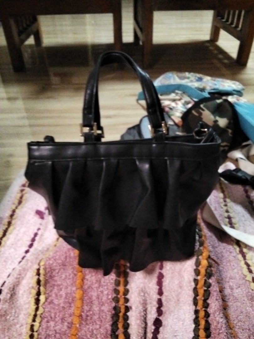 Two way leather bag (Category: Shoulder Bags) located in Calasiao. Submitted by alluringvenus.thriftshop (Listing ID 1464869054, Image 2). Description: very good condition no brand name form USA balik bayan box.