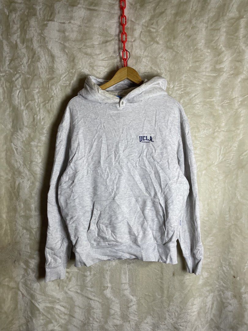 UCLA Light Grey Hoodie Sweatshirt (Category: Coats, Jackets and Outerwear) located in Molave. Submitted by charlesthrifter (Listing ID 1464896123, Image 1). Description: - Colour: Grey - Design: Small UCLA script logo embroidered on the chest - Features: Front kangaroo pocket, drawstring hood, and ribbed cuffs - Interior: Soft fleece lining for warmth and comfort - Vibe: Casual everyday sweatshirt, great for cooler weather.