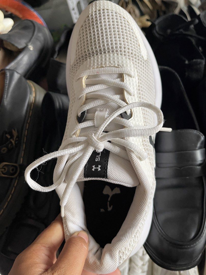Under Armour Sneakers Size US 9 (Category: Sneakers) located in Toledo. Submitted by klnmia (Listing ID 1464877302, Image 1). Description: - Brand: Under Armour - Color: Clean White - Size: US 9 / EUR 42.5 - Upper: Breathable mesh for ventilation - Sole: Cushioned for running and gym workouts - Closure: Standard lace-up - Condition: Great find, ready to ship!.