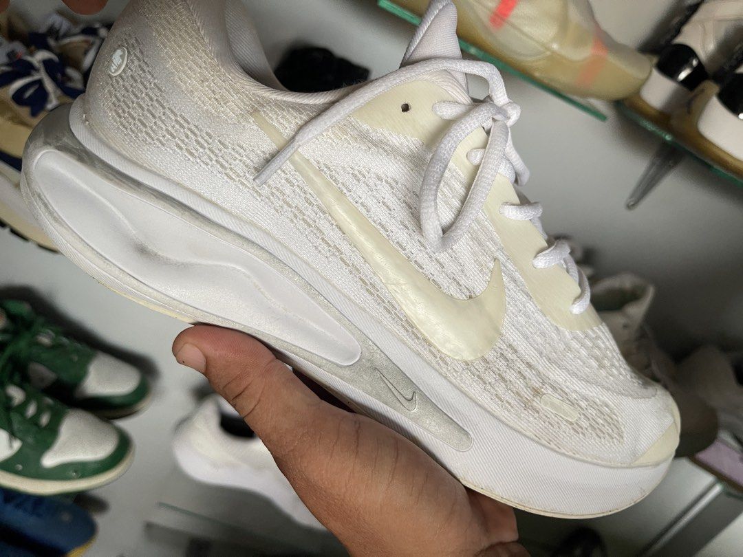 Under Armour Sneakers Size US 9 (Category: Sneakers) located in Toledo. Submitted by klnmia (Listing ID 1464877302, Image 3). Description: - Brand: Under Armour - Color: Clean White - Size: US 9 / EUR 42.5 - Upper: Breathable mesh for ventilation - Sole: Cushioned for running and gym workouts - Closure: Standard lace-up - Condition: Great find, ready to ship!.