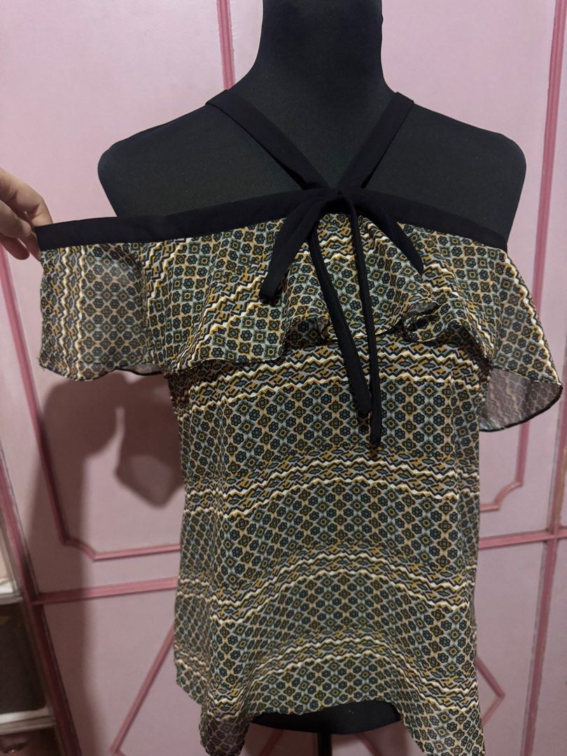 Unica Hija Off Shoulders Tops (Medium) (Category: Blouses) located in Bulacan. Submitted by mskath21 (Listing ID 1464928052, Image 2). Description: Actual photo posted. No visible flaw. Authentic bought from Unica Hija boutique. Location: Guiguinto, Bulacan Can do meet ups and shipping via J&T. Payment first policy, No COD option..