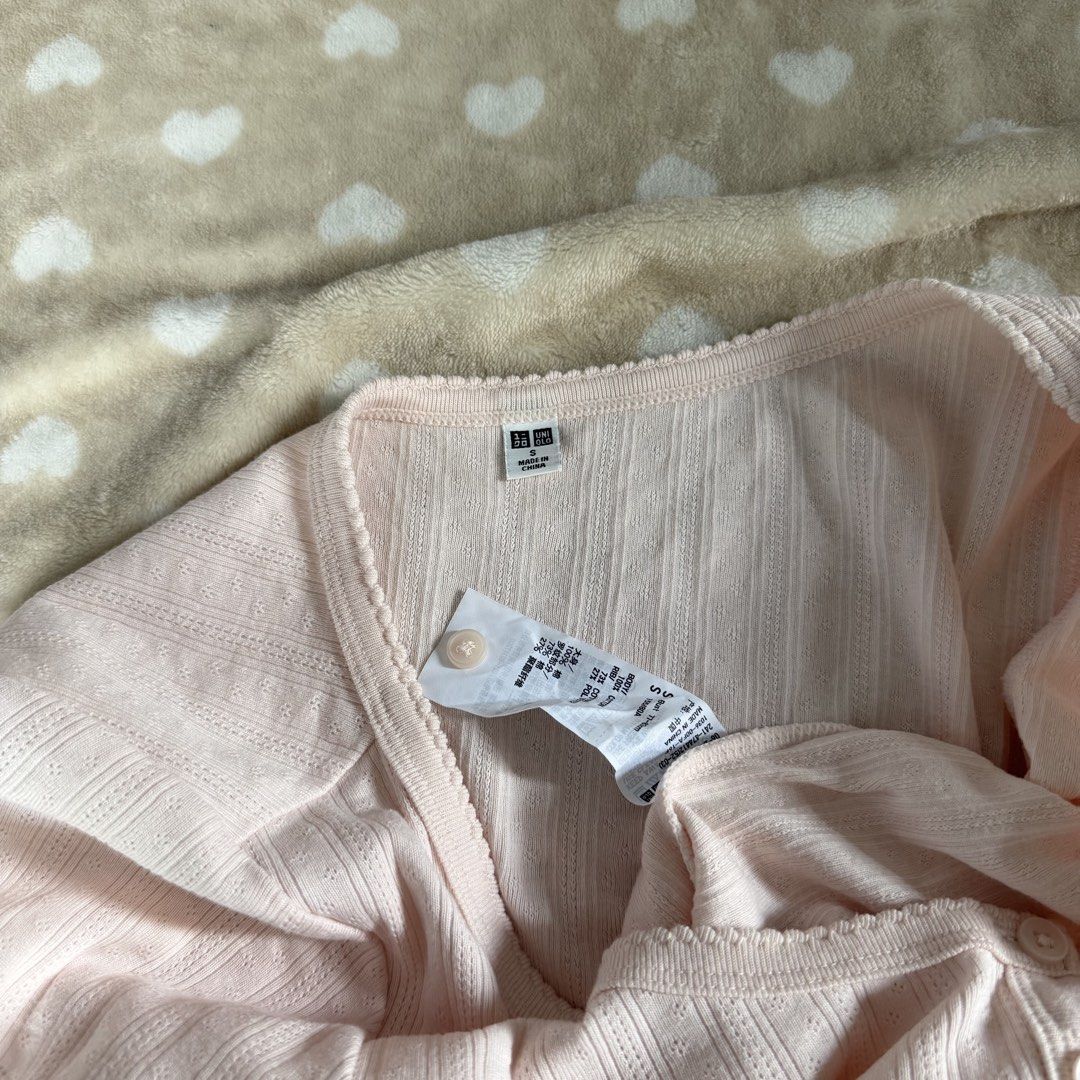Uniqlo (Category: Shirts) located in Manila. Submitted by shefindshope (Listing ID 1464881077, Image 3). Description: Hindi pa siya nagagamit.