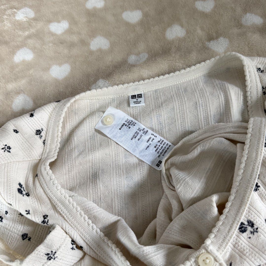 Uniqlo (Category: Shirts) located in Manila. Submitted by shefindshope (Listing ID 1464881202, Image 3). Description: Hindi pa siya nagagamit.