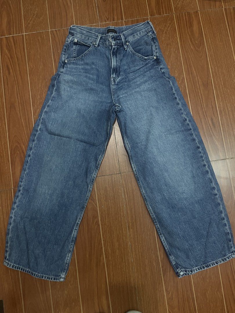 Uniqlo Barrel Jeans (Category: Jeans) located in Manila. Submitted by michale_17 (Listing ID 1464875504, Image 1). Description: Uniqlo Barrel Pants [denim - blue wash] Size : 23 Condition : Like New [Only used twice] RFS : Not my style Price : 870 pesos [Can still haggle but no to low ballers].