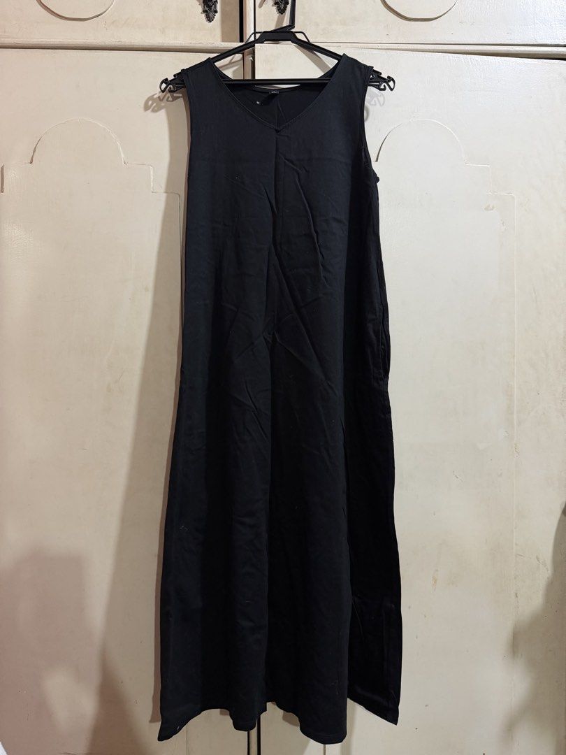 Uniqlo Black Maxi Dress (Category: Dresses) located in Las Pinas. Submitted by bloomwithjoyph (Listing ID 1464874475, Image 1). Description: Uniqlo cotton maxi dress S on tag, 16 bust x 40L Black, like new.