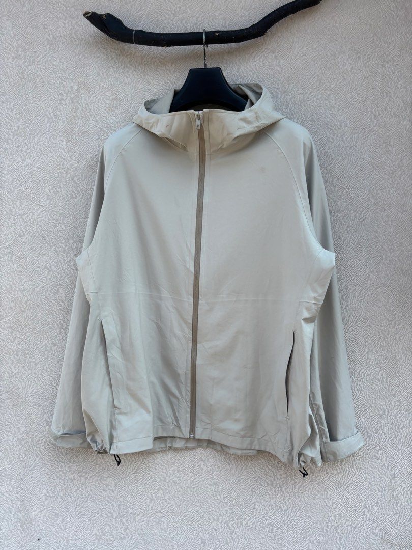 Uniqlo Block Tech (Category: Coats, Jackets and Outerwear) located in Baybay. Submitted by thrift.ed2023 (Listing ID 1464817617, Image 2). Description: Uniqlo Block Tech Large to XXL 26x30 No Issue Good as New.