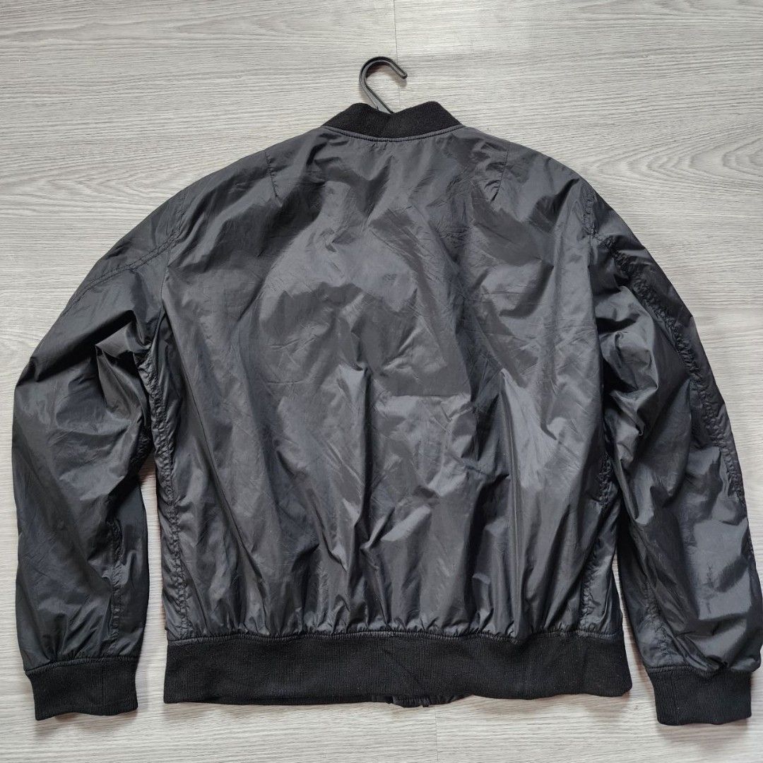 uniqlo bomber jacket (Category: Coats, Jackets and Outerwear) located in Amadeo. Submitted by josephotep (Listing ID 1464782640, Image 3). Description: uniqlo bomber jacket fit medium to large 23.5x25.5 good as new actual color is black color my vary due to lighting 550 plus sf.loc cavite pm no issue 📥.