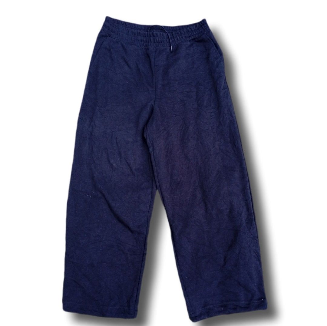 Uniqlo C Black Drawstring Sweatpants Size L (Category: Joggers) located in Davao. Submitted by tj-289a (Listing ID 1464852116, Image 1). Description: - Brand: Uniqlo C - Size: L - Color: Black - Fit: Wide leg cut with a relaxed fit - Waistband: Adjustable drawstring - Pockets: Deep pockets on both sides - Material: Soft cotton-polyester blend - Condition: Clean, tags visible inside.
