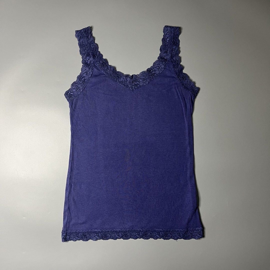 UNIQLO CAMI (Category: Sleeveless) located in Manila. Submitted by aaaaaahhhhhh (Listing ID 1464813219, Image 1). Description: Medium 14.5W 24.5L Excellent Lalamove or J&t Express + Shipping fee.