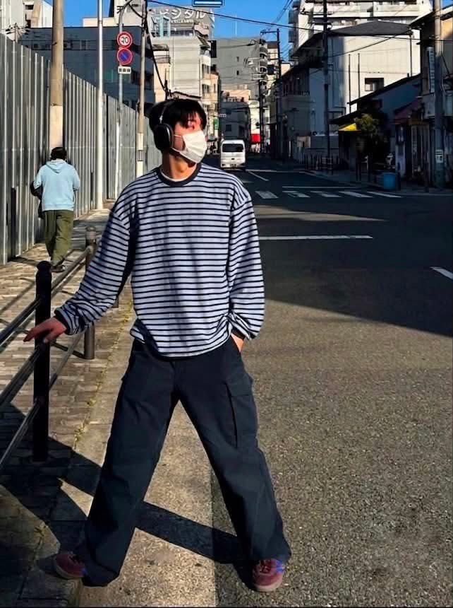 Uniqlo Cargo Pants Navy small (Category: Trousers) located in Quezon City. Submitted by q96wh2z4d9 (Listing ID 1464901084, Image 2). Description: - Brand: Uniqlo USED - Color: Dark Navy Blue - Style: Classic utility cargo pants with relaxed fit - Features: Side flap pockets and adjustable drawstring waist - Sizing: Refer to the attached tag for specific sizing details.