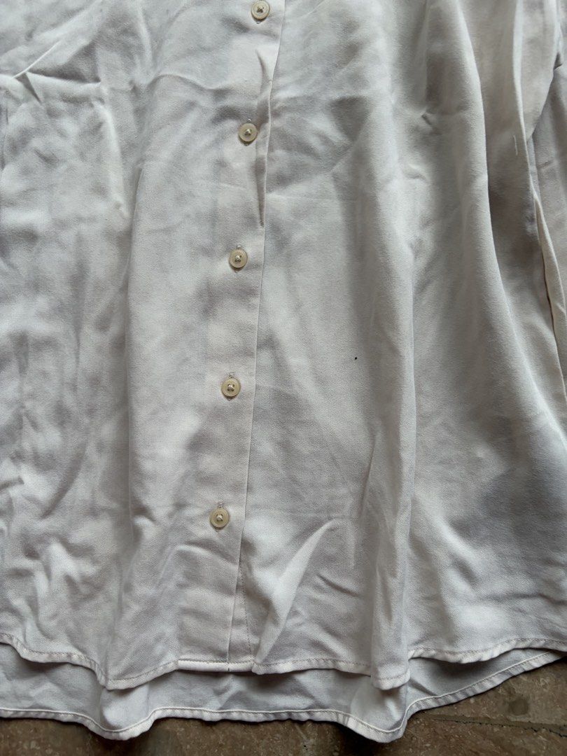 Uniqlo Cream Button-Up Blouse (Category: Longsleeves) located in Quezon City. Submitted by tidyup.lara (Listing ID 1464863359, Image 2). Description: Size M Shoulder 16” Bust 38” Waist 40” Length 26” Condition 8/10: used but in good condition .