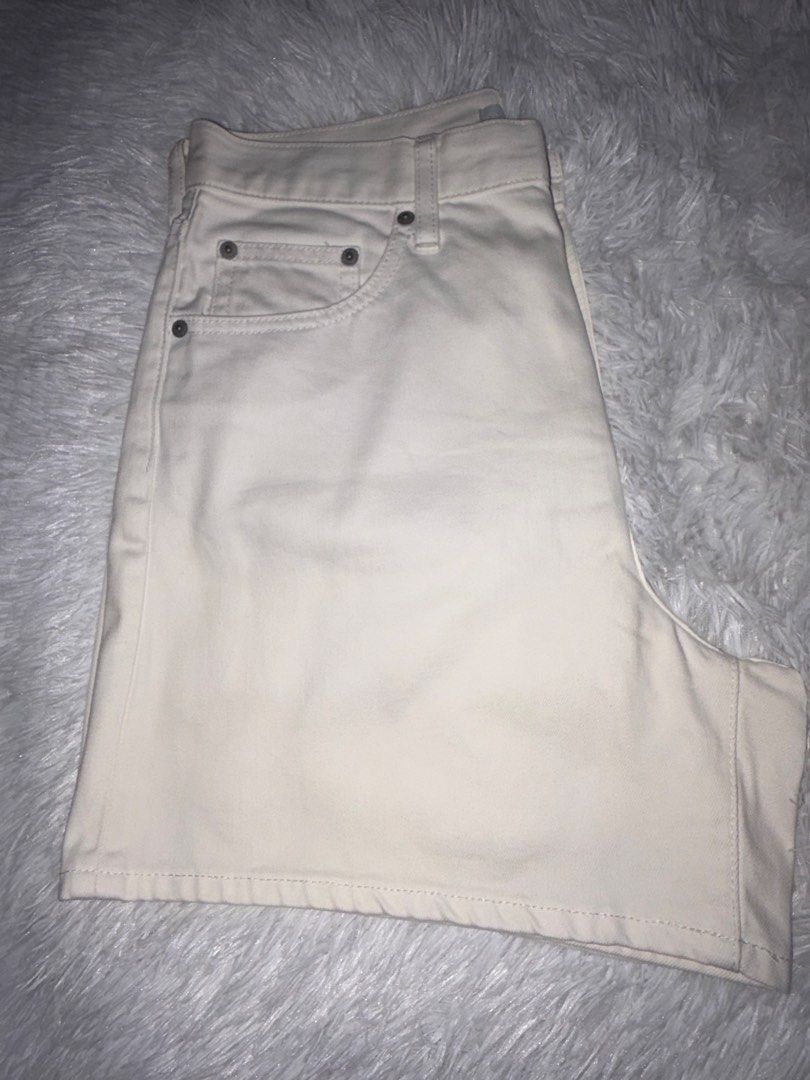 Uniqlo cream short (Category: Shorts) located in Calamba. Submitted by ak_closet5621 (Listing ID 1464837543, Image 3). Description: Size 25(63.5cm) Almost new Color cream.
