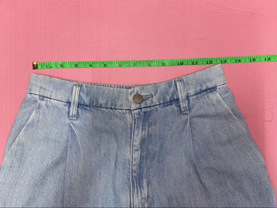 Uniqlo Straight Jeans (Category: Jeans) located in Caloocan City. Submitted by cookiezncreeme (Listing ID 1464920999, Image 3). Description: Uniqlo Jeans Waist: ~12.8in (stretchable; can fit 60-66cm based on tag) Hips: 85-91cm based on tag Length: ~39.75 in -In good condition -Not sure on the exact name of the product as I can no longer find it on the uniqlo app -Received as a gift last year, kaso masikip sakin kaya saglit ko lang nasuot. RFS: no