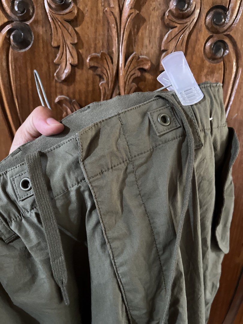Uniqlo light weight (Category: Activewear) located in Santo Tomas. Submitted by dinielajean.com (Listing ID 1464849265, Image 2). Description: ❗️UNILOLO olive utility Pants lightweight ,adjustable Wide-leg SMALLsize🏷️ W: 27-32 garterize L: 40 Good as new🎉 THRIFT NOT PRELOVED😱 Color rate: 9/10😍 DM📥.