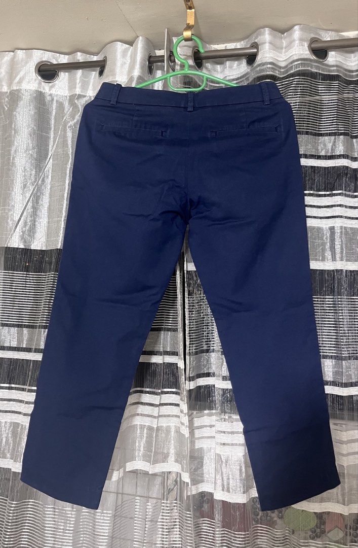UNIQLO Pants (Category: Other Bottoms) located in Manila. Submitted by dayclutter (Listing ID 1464908693, Image 2). Description: Can fit to small. With signs of usage.
