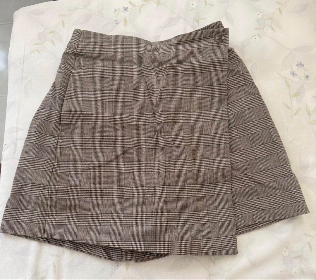 Uniqlo Plaid Skort (Category: Skirts) located in Davao. Submitted by teejaee (Listing ID 1464946140, Image 1). Description: - Brand: Uniqlo - Item: Plaid Skort - Color: Brown - Size: S (Waist: 60-66cm, Hips: 85-91cm) - Skirt look in front with shorts underneath, side button closure.