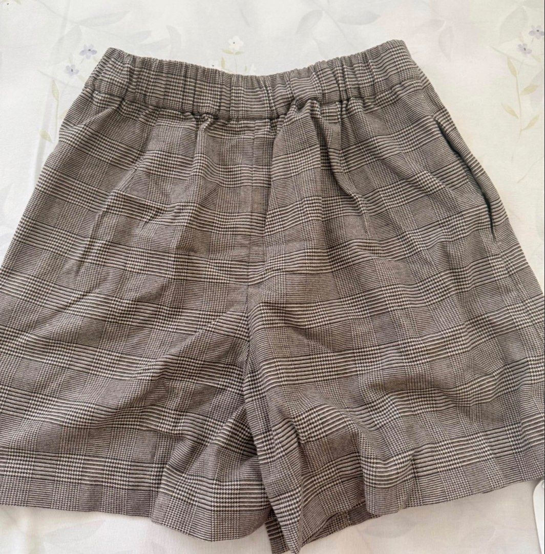 Uniqlo Plaid Skort (Category: Skirts) located in Davao. Submitted by teejaee (Listing ID 1464946140, Image 3). Description: - Brand: Uniqlo - Item: Plaid Skort - Color: Brown - Size: S (Waist: 60-66cm, Hips: 85-91cm) - Skirt look in front with shorts underneath, side button closure.