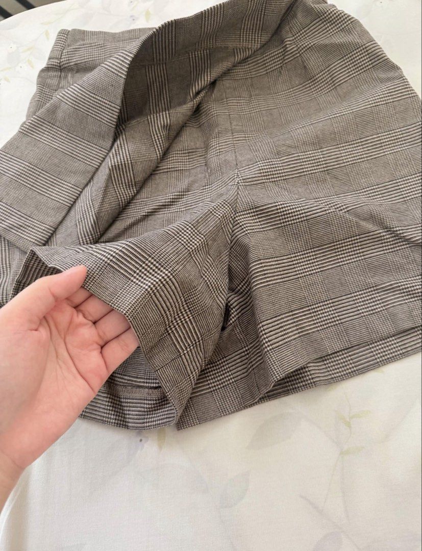 Uniqlo Plaid Skort (Category: Skirts) located in Davao. Submitted by teejaee (Listing ID 1464946140, Image 2). Description: - Brand: Uniqlo - Item: Plaid Skort - Color: Brown - Size: S (Waist: 60-66cm, Hips: 85-91cm) - Skirt look in front with shorts underneath, side button closure.