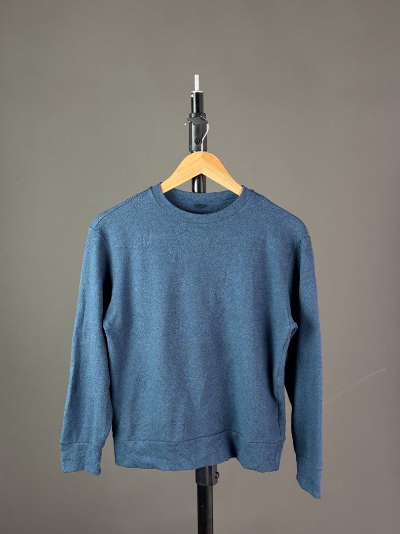 UNIQLO SOFT KNITTED FLEECE (Category: Longsleeves) located in Malilipot. Submitted by brevsthrift (Listing ID 1464878994, Image 1). Description: - Brand: UNIQLO - Color/Style: Blue heather knit crewneck sweater - Material: 95% polyester blend - Details: Long sleeves with ribbed cuffs and hem - Size/Measurements: 18.5 inches across chest, 23 inches in length - Condition: Excellent condition, ready to wear Plus sf.